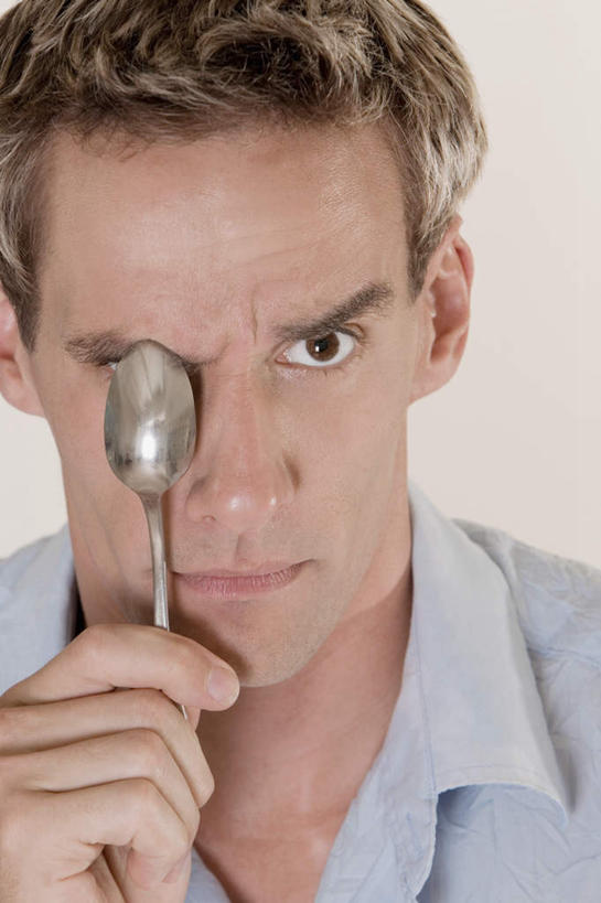 西方人,脸,头,脸颊,手,一个人,竖图,室内,特写,白天,白色背景,正面,衬衫,欧洲,欧洲人,仅一个男性,仅一个人,仅一个中年男性,握,服装,勺子,拿,拿着,注视,一个,衣服,调羹,汤匙,观察,看,手部,握着,遮,遮掩,摄影,服饰,影棚,单个,观看,单手,察看,掩盖,遮挡,衣着,穿着,关注,遮盖,掩饰,衣饰,男人,男性,中年男性,白种人,头部,脸部,脸蛋,面部,半身,彩图,影棚拍摄,衬衣,拍摄