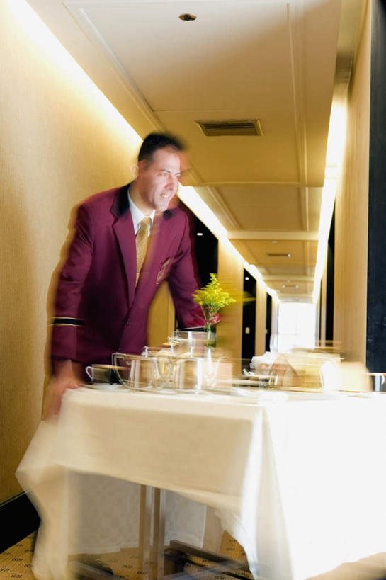 红酒,葡萄酒,西方人,一个人,服务员,宾馆,站,推,竖图,室内,白天,正面,工作服,制服,桌面,桌子,杯子,花瓶,欧洲,欧洲人,仅一个男性,仅一个人,弯腰,盛开,木制,布料,高脚杯,陶瓷,走道,走廊,过道,陶瓷制品,红酒杯,白葡萄酒,酒类,花蕾,布纹,注视,玻璃制品,酒,桌布,花,花瓣,花朵,鲜花,饮料,仅一个年轻男性,餐巾,酒杯,木制品,瓶子,台布,花苞,花蕊,观察,看,站着,观看,察看,葡萄酒杯,关注,弯身,工作制服,男人,男性,年轻男性,白种人,服务生,侍者,玻璃杯,站立,彩图,全身,工作套服,客店,客栈,旅店,旅馆,旅舍,汽车旅馆