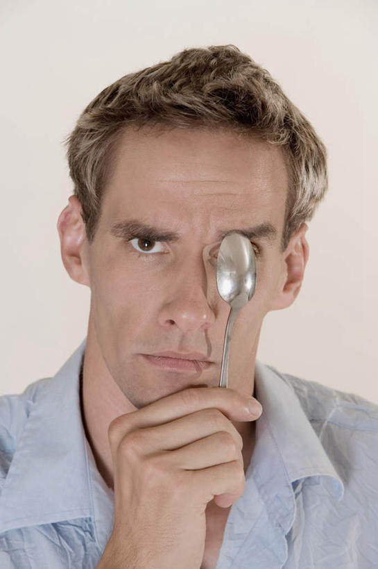 西方人,脸,头,脸颊,手,一个人,站,竖图,室内,特写,白天,白色背景,正面,欧洲,欧洲人,仅一个男性,仅一个人,仅一个中年男性,握,阴影,服装,反射,影子,勺子,拿,拿着,注视,休闲装,肩膀,衣服,调羹,汤匙,观察,看,站着,休闲,手部,休闲服,握着,遮,遮掩,摄影,服饰,影棚,观看,单手,察看,掩盖,遮挡,关注,遮盖,掩饰,男人,男性,中年男性,白种人,头部,脸部,脸蛋,面部,站立,半身,彩图,影棚拍摄,拍摄