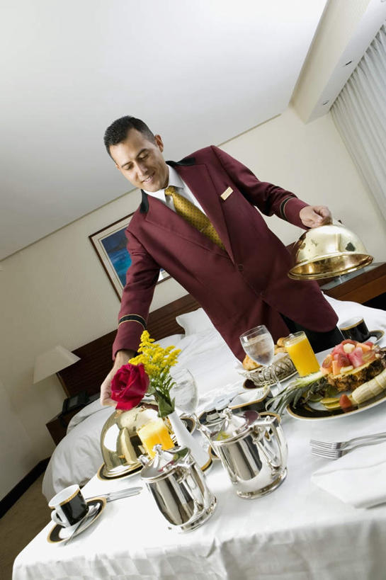 西方人,一个人,服务员,宾馆,站,笑,微笑,露齿笑,竖图,室内,白天,仰视,衬衫,西装,桌面,桌子,杯子,餐具,水果,欧洲,欧洲人,仅一个男性,仅一个人,握,套装,正装,新鲜,木制,布料,碟子,高脚杯,盘,生食,沙拉,食品,果实,领带,红酒杯,拿,布纹,拿着,注视,职业装,色拉,沙律,水果沙拉,玻璃制品,桌布,食物,仅一个年轻男性,盘子,餐巾,酒杯,木制品,碟,台布,观察,看,站着,握着,有机食品,绿色食品,观看,色拉酱,察看,葡萄酒杯,关注,千岛酱,男人,男性,年轻男性,白种人,服务生,侍者,玻璃杯,站立,半身,彩图,低角度拍摄,衬衣,客店,客栈,旅店,旅馆,旅舍,汽车旅馆