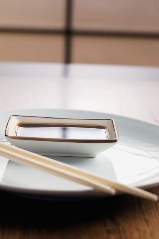 无人,竖图,俯视,室内,特写,白天,筷子,门,餐具,一双,拉门,阴影,朦胧,模糊,反射,碟子,盘,影子,调料,酱料,酱汁,佐料,调味品,调味料,文化,移门,传统,酱,白色,盘子,碟,礼节,礼仪,障子,纸门,进餐用具,彩图,高角度拍摄