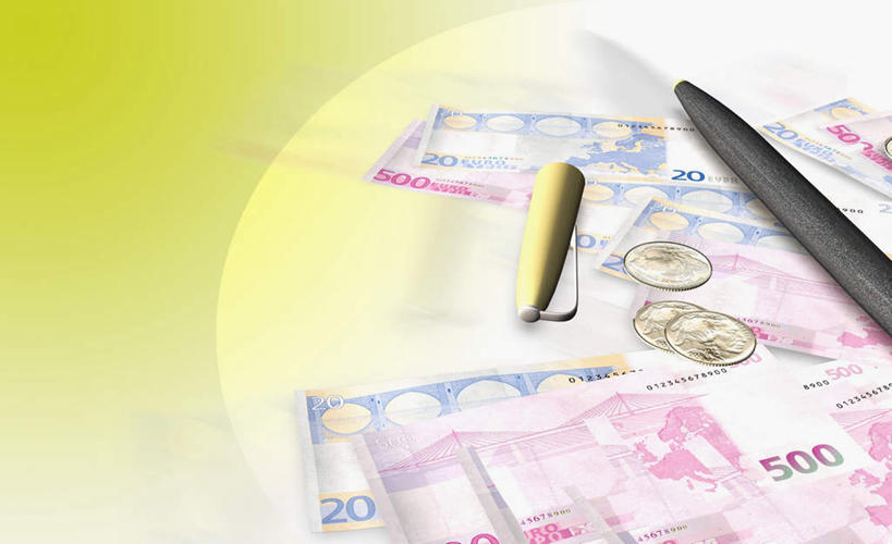 无人,横图,插画,室内,特写,白天,正面,钱,数码,科技,许多,阴影,黄色背景,网络,英文,笔,标志,钱币,数字,文字,字符,字母,办公用品,很多,高光,几何,计算机图形,欧元,合成,图画,标识,水笔,画,文具,学习用品,钞票,金融,纸币,阿拉伯数字,经济,英文字母,文具用品,一支,电脑合成图,数码合成图,合成图,漫画,流通,纸钞,贸易,写实,具体,具象,货币,现金,硬币,彩图