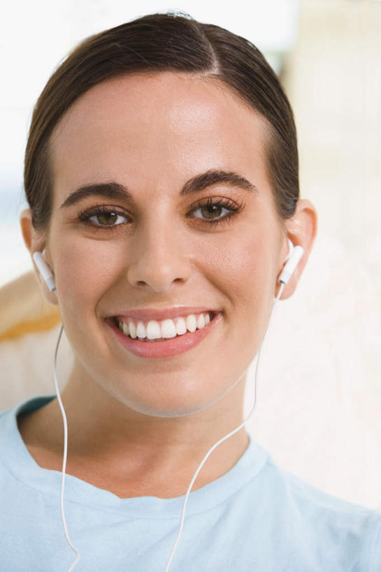 西方人,脸,头,脸颊,脖子,一个人,站,笑,微笑,露齿笑,竖图,室内,特写,白天,正面,快乐,满意,幸福,欧洲,欧洲人,仅一个年轻女性,仅一个女性,仅一个人,服装,朦胧,模糊,音响,音乐,听,注视,休闲装,娱乐,肩膀,衣服,蓝色,耳机,观察,看,站着,享受,休闲,休闲服,放松,服饰,观看,察看,舒适,享乐,关注,年轻女性,女人,女性,白种人,头部,脖,颈,颈部,脸部,脸蛋,面部,站立,半身,彩图