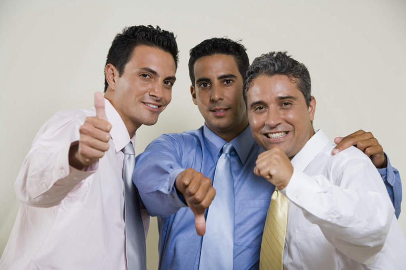 西方人,三个人,同事,商务人士,商务男性,站,抱,笑,微笑,露齿笑,横图,室内,白天,正面,衬衫,智慧,成功,合作,团队,集体,信心,欧洲,欧洲人,一排,突出,套装,整齐,墙,领带,注视,称赞,表扬,队伍,墙壁,墙面,排列,白色,观察,看,手势,站着,竖,抱着,观看,翘,高,察看,领导,搂着,夸奖,象征,优秀,庄重,鄙视,成就,队列,关注,商务装,身份,合伙,领袖,工薪阶层,好,妙,顺利,出色,超群,杰出,卓越,奇妙,藐视,讽刺,蔑视,嘲笑,正式,地位,朝下,聪明,男人,男性,年轻男性,中年男性,白种人,大拇指,白领,上班族,搂,搂抱,站立,半身,彩图,衬衣,向下