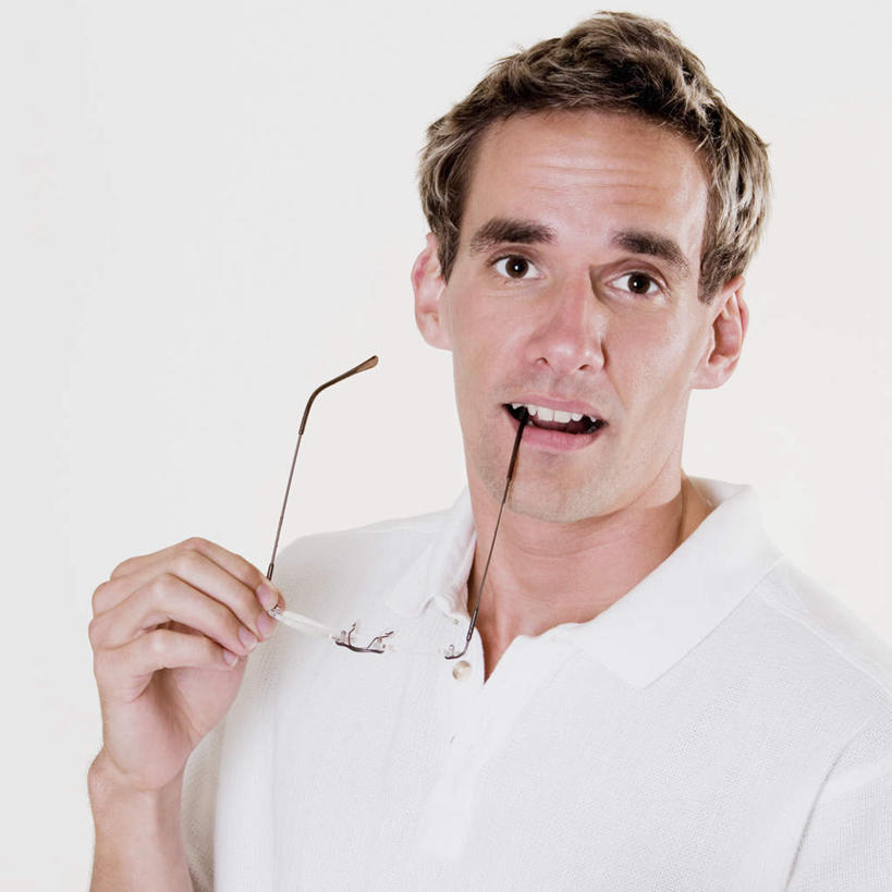 西方人,脸,头,脸颊,手,头发,一个人,站,方图,室内,特写,白天,白色背景,正面,欧洲,欧洲人,仅一个男性,仅一个人,一副,握,服装,眼镜,休闲装,肩膀,仅一个年轻男性,衣服,白色,站着,休闲,手部,休闲服,金色,握着,摄影,服饰,影棚,单手,叼,叼着,近视眼镜,男人,男性,年轻男性,白种人,头部,直发,脸部,脸蛋,面部,站立,半身,彩图,影棚拍摄,拍摄,短发