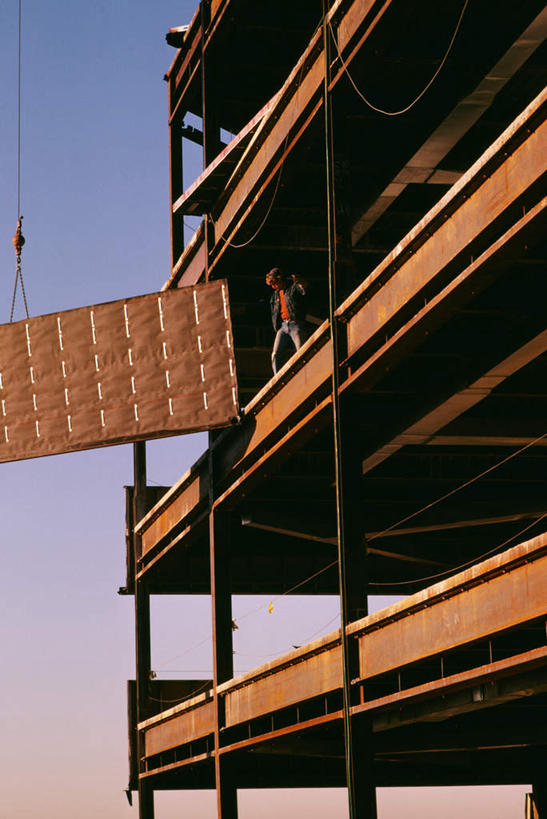 西方人,一个人,建筑工人,高楼大厦,站,竖图,室外,白天,仰视,工作服,制服,建材,日落,大厦,建筑,摩天大楼,帽子,欧洲,美国,欧洲人,仅一个男性,仅一个人,仅一个中年男性,阴影,光线,头盔,影子,晚霞,霞光,落日,注视,工人,蓝色,蓝天,天空,阳光,黄昏,安全帽,绳子,建筑工地,天,观察,看,站着,彩霞,晴朗,观看,张开双腿,绳索,察看,北美,北美洲,关注,美洲,建筑材料,万里无云,马里兰州,自由之州,战线之州,马里兰,北亚美利加洲,亚美利加洲,地盘,建筑地盘,施工地盘,小美国,工作制服,夕照,展开双腿,男人,男性,中年男性,白种人,晴空,晴空万里,夕阳,建筑工,站立,彩图,低角度拍摄,全身,工作套服,大楼,高层建筑,高楼,工地,摩天楼,斜阳,伸展双腿