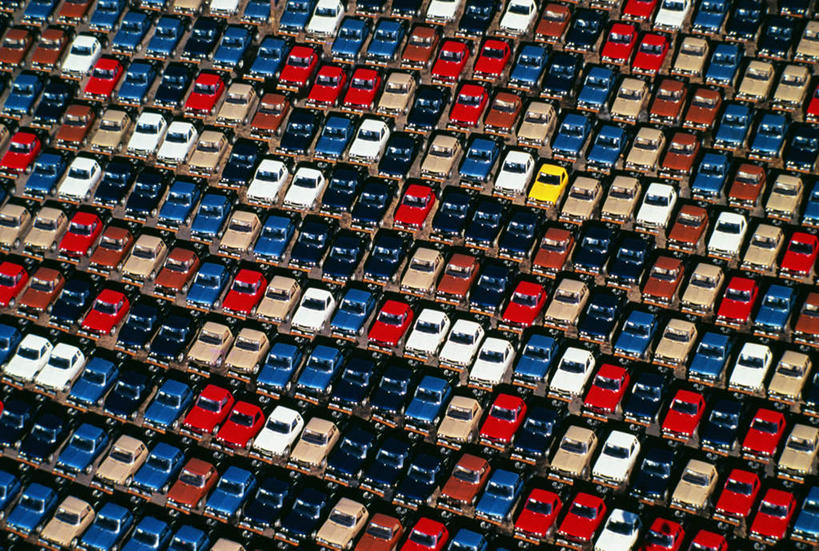 无人,停车场,横图,俯视,航拍,室外,白天,度假,美景,城市风光,城市,汽车,一排,许多,停靠,阴影,整齐,并列,并排,光线,影子,景观,娱乐,车,排列,阳光,交通工具,轿车,享受,休闲,景色,放松,鸟瞰,队列,停泊,载具,平行,彩图,高角度拍摄,泊车场