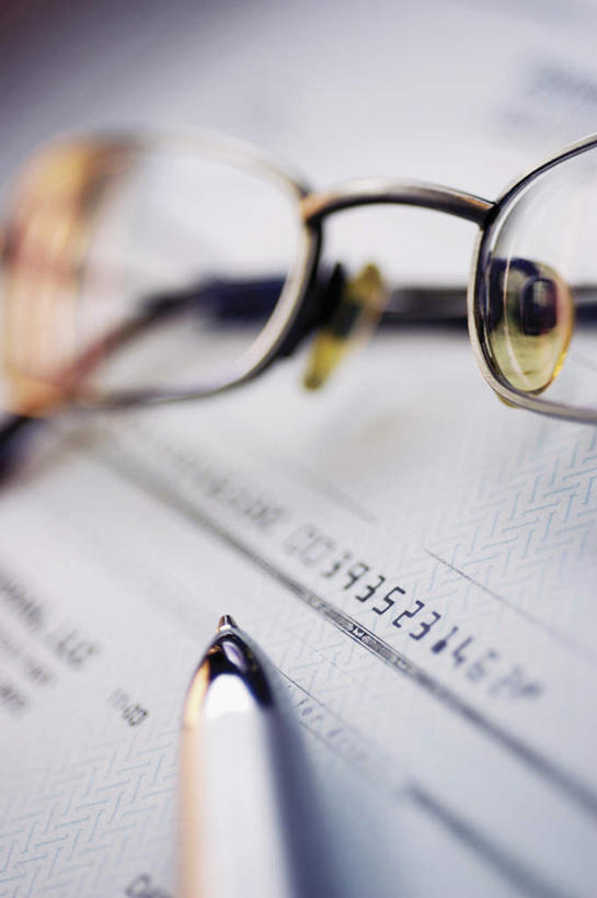 无人,竖图,俯视,室内,特写,白天,静物,一副,一张,阴影,朦胧,模糊,反射,英文,笔,标志,文字,眼镜,影子,字符,字母,办公用品,标识,水笔,文具,学习用品,金融,摄影,影棚,经济,英文字母,支票,文具用品,一支,单据,票据,单子,近视眼镜,流通,贸易,彩图,高角度拍摄,影棚拍摄,拍摄