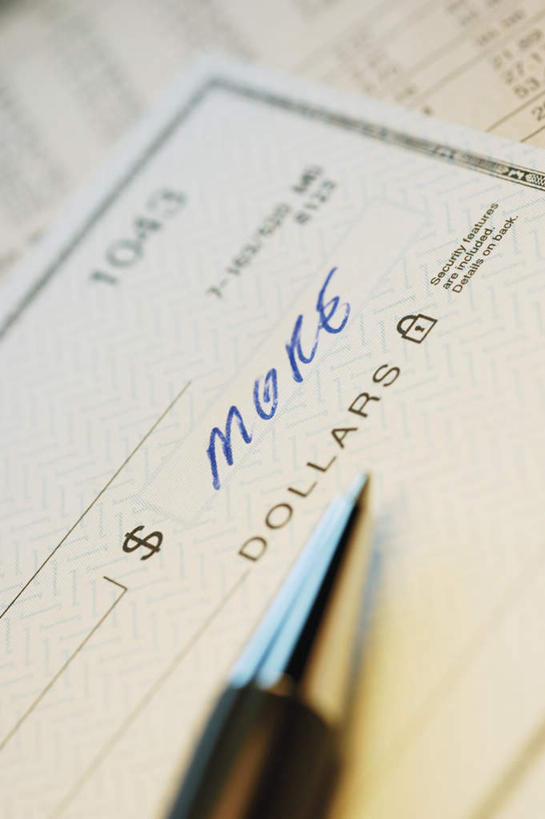 无人,竖图,俯视,室内,特写,白天,阅读,钱,美元,静物,报纸,学习,阴影,反射,英文,笔,标志,符号,钱币,文字,影子,字符,字母,办公用品,美金,标识,水笔,文具,学习用品,看,浏览,钞票,金融,纸币,经济,英文字母,支票,文具用品,一支,单据,票据,美圆,单子,流通,纸钞,贸易,货币,现金,彩图,高角度拍摄