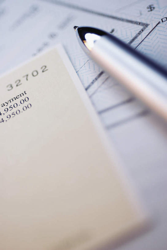 无人,竖图,俯视,室内,特写,白天,静物,阴影,朦胧,模糊,反射,英文,笔,标志,材料,档案,文件,文字,影子,纸,字符,字母,办公用品,标识,水笔,文具,手稿,学习用品,资料,金融,经济,英文字母,支票,文具用品,证明,一支,单据,票据,文档,单子,流通,贸易,彩图,高角度拍摄