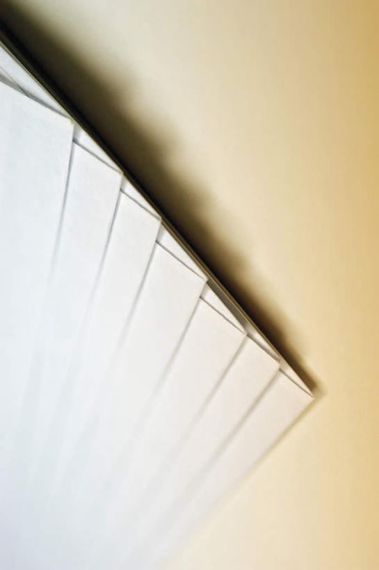 无人,竖图,俯视,室内,特写,白天,桌面,桌子,静物,一堆,许多,阴影,堆叠,堆积,朦胧,模糊,反射,木制,信封,影子,纸,木制品,堆,彩图,高角度拍摄