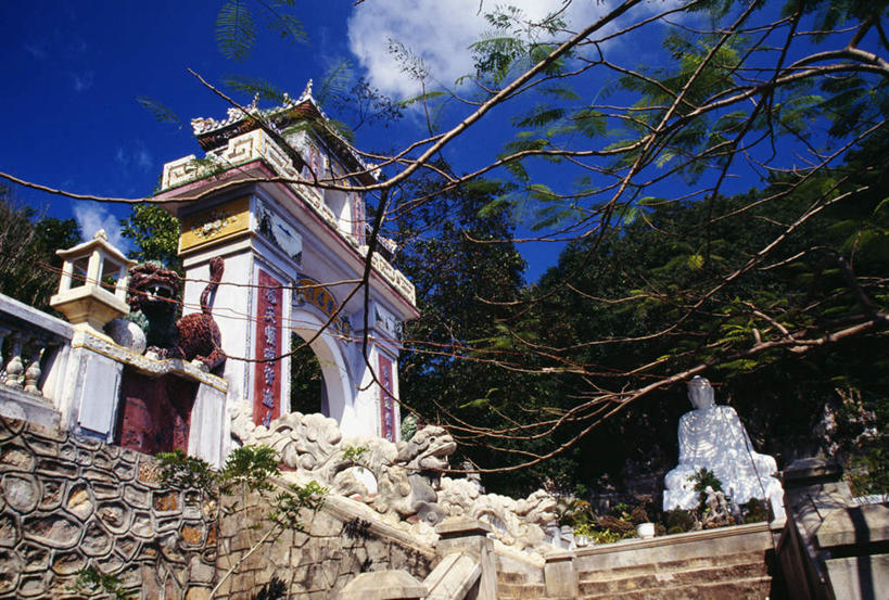 无人,寺庙,栏杆,横图,室外,白天,仰视,旅游,度假,名胜古迹,树林,植物,楼梯,标志建筑,地标,建筑,雕塑,越南,亚洲,阴影,节日,遗迹,艺术,装饰,光线,雕刻,雕像,扶手,影子,阶梯,云,云朵,云彩,古迹,文化,文物,娱乐,建设,古建筑,护栏,石雕,台阶,树,树木,蓝色,绿色,白云,蓝天,天空,阳光,自然,工艺品,庙宇,天,祈祷,享受,休闲,健康,旅游胜地,放松,许愿,宗教,东南亚,佛教,信仰,生长,晴朗,成长,纪念,祈求,美术,主题,陈列,古文明,越南社会主义共和国,功能,美学,释教,岘港市,平安,晴空,彩图,低角度拍摄,庙,寺