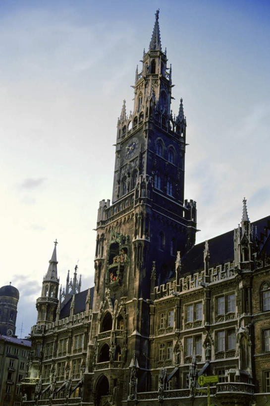 无人,家,竖图,室外,白天,仰视,旅游,度假,标志建筑,地标,建筑,德国,欧洲,阴影,时间,光线,时钟,影子,房屋,屋子,云,云朵,公寓,计时,云彩,娱乐,建设,洋房,楼房,慕尼黑,住宅,蓝色,白云,蓝天,天空,阳光,钟表,天,享受,休闲,表,旅游胜地,放松,晴朗,西欧,德意志联邦共和国,首府,塔钟,巴伐利亚,巴伐利亚州,拜恩州,拜恩自由州,慕尼黑新市政厅,钟,晴空,彩图,低角度拍摄,房子