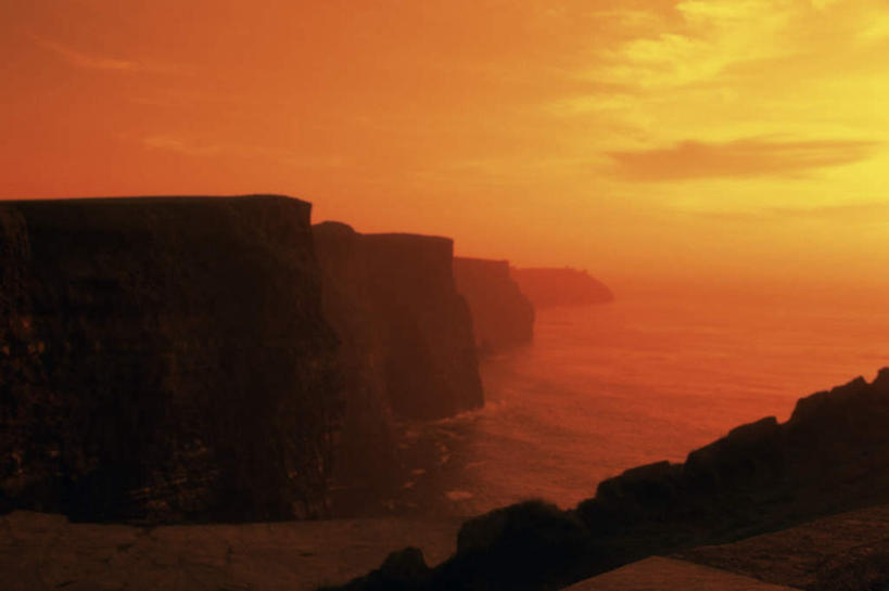 无人,横图,室外,白天,正面,旅游,度假,海浪,海洋,石头,美景,日落,爱尔兰,欧洲,石子,景观,浪花,晚霞,霞光,悬崖,落日,背光,娱乐,自然,海水,黄昏,享受,休闲,景色,彩霞,放松,西欧,自然风光,逆光,海景,爱尔兰共和国,莫赫悬崖,克莱尔郡,夕照,大海,风浪,海,海水的波动,近岸浪,石块,岩石,涌浪,夕阳,彩图,斜阳