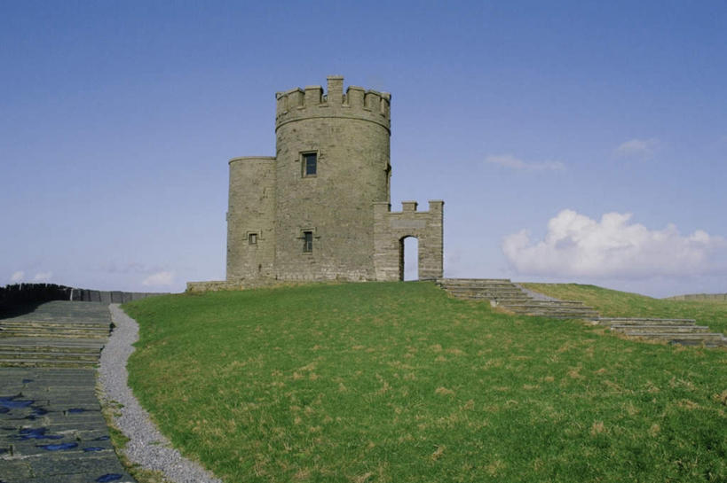 无人,家,横图,室外,白天,正面,旅游,度假,草地,草坪,石头,美景,植物,道路,路,爱尔兰,欧洲,阴影,光线,石子,影子,房屋,屋子,景观,悬崖,云,云朵,公寓,小路,交通,云彩,娱乐,洋房,楼房,废墟,住宅,草,蓝色,绿色,白云,蓝天,天空,阳光,自然,天,享受,休闲,景色,放松,晴朗,西欧,自然风光,爱尔兰共和国,莫赫悬崖,克莱尔郡,石块,岩石,晴空,彩图,房子