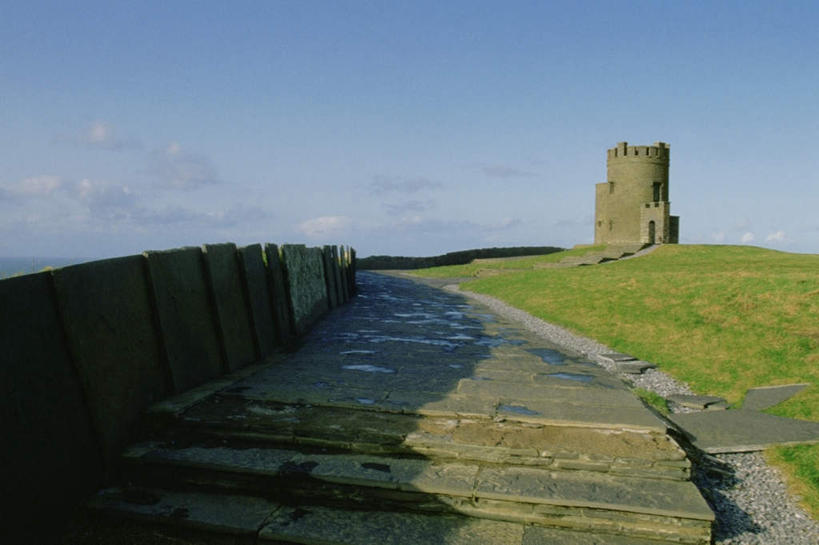 无人,横图,室外,白天,正面,旅游,度假,草地,草坪,石头,美景,植物,爱尔兰,欧洲,阴影,光线,石子,影子,墙,景观,悬崖,云,云朵,云彩,娱乐,墙壁,墙面,草,蓝色,绿色,白云,蓝天,天空,阳光,自然,天,享受,休闲,景色,放松,晴朗,西欧,自然风光,爱尔兰共和国,莫赫悬崖,克莱尔郡,石块,岩石,晴空,彩图