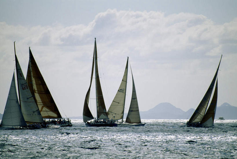 帆船,西方人,横图,室外,白天,正面,旅游,度假,海浪,海洋,美景,山,山脉,船,欧洲,荷兰,欧洲人,许多,阴影,服装,光线,影子,景观,浪花,山峰,云,云朵,山峦,很多,许多人,云彩,娱乐,衣服,蓝色,白云,蓝天,天空,阳光,自然,海水,交通工具,群山,天,一群人,享受,休闲,景色,放松,服饰,晴朗,衣着,西欧,穿着,自然风光,载具,海景,圣马丁岛,荷兰王国,尼德兰王国,衣饰,荷属圣马丁,男人,男性,女人,女性,中年男性,中年女性,白种人,大海,风浪,海,海水的波动,近岸浪,涌浪,晴空,彩图,全身