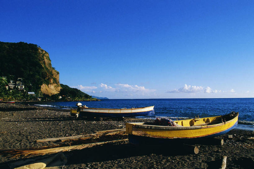 无人,横图,室外,白天,正面,旅游,度假,海浪,海洋,美景,沙滩,山,山脉,船,法国,欧洲,阴影,光线,沙子,影子,海岸,景观,浪花,山峰,水平线,云,云朵,辽阔,木船,海平线,沙地,山峦,两艘,云彩,娱乐,蓝色,白云,蓝天,天空,阳光,自然,海水,交通工具,群山,天,享受,休闲,广阔,景色,放松,晴朗,一望无际,舟,自然风光,载具,海景,法兰西共和国,法兰西第五共和国,无边无际,一马平川,马提尼克,马提尼克岛,大海,风浪,海,海水的波动,海滩,近岸浪,涌浪,晴空,彩图,水天相接,水天一线