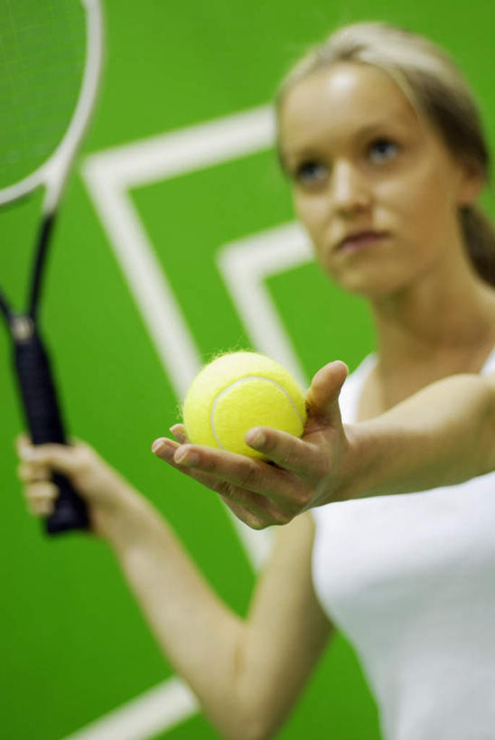 西方人,一个人,运动员,站,举,竖图,室外,白天,正面,运动服,网球,欧洲,欧洲人,仅一个年轻女性,仅一个女性,仅一个人,握,服装,朦胧,模糊,网球拍,墙,球场,网球场,球拍,网球装备,拿,拿着,注视,运动器械,场地,墙壁,墙面,衣服,绿色,观察,看,托,站着,健身器械,握着,服饰,观看,察看,衣着,穿着,关注,发球,健身器材,衣饰,网球运动,年轻女性,女人,女性,白种人,体育运动员,运动选手,举起,举手,举着,向上举,向上伸,向上托,站立,半身,彩图,网球场地,运动器材,运动装