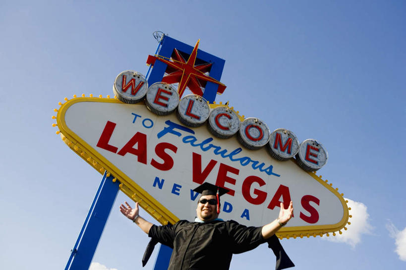 西方人,一个人,学生,站,伸展双臂,笑,微笑,横图,彩色,室外,白天,仰视,霓虹灯,指示牌,欧洲,欧洲人,仅一个男性,仅一个人,阴影,光线,英文,标志,文字,眼镜,影子,字符,字母,云,云朵,灯光,七彩,云彩,注视,光源,标识,霓虹,灯,仅一个年轻男性,蓝色,白云,蓝天,天空,阳光,天,观察,看,站着,流苏,晴朗,观看,英文字母,察看,照明设备,学士帽,毕业,关注,学士服,近视眼镜,氖灯,垂布,学士袍,男人,男性,年轻男性,白种人,晴空,敞开双臂,伸开双臂,展开双肩,站立,张开手臂,张开双臂,半身,彩图,低角度拍摄