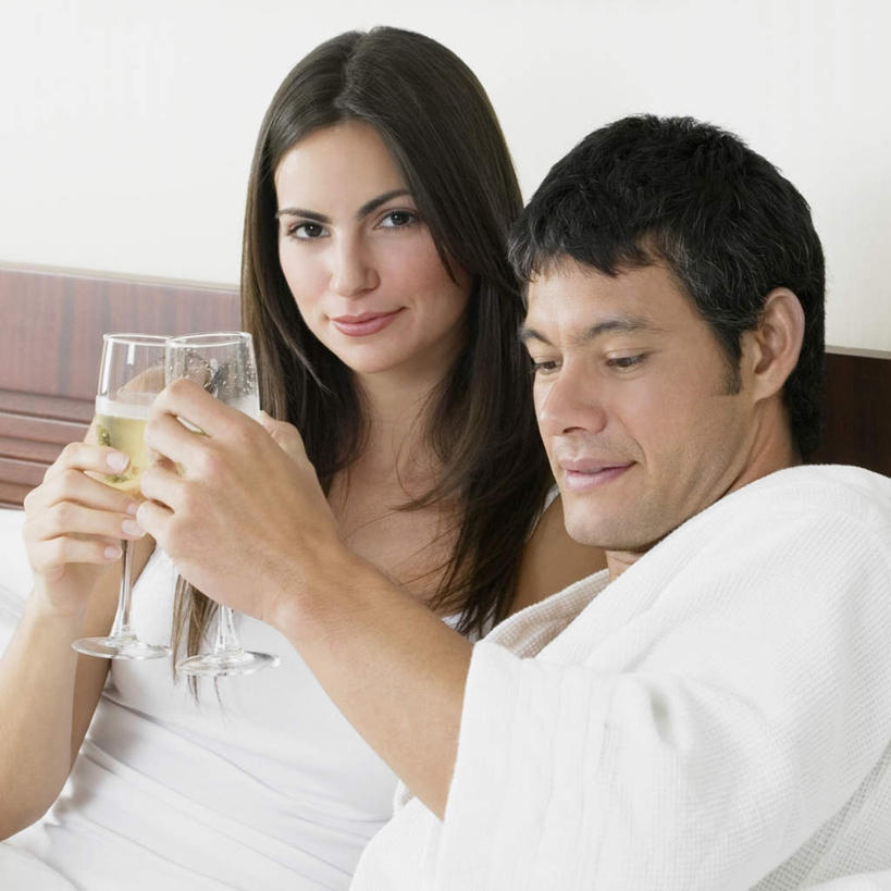葡萄酒,西方人,两个人,家庭,夫妻,宾馆,坐,笑,微笑,方图,室内,白天,正面,浴袍,爱情,奢侈,快乐,床,杯子,吊带,欧洲,欧洲人,握,服装,朦胧,模糊,庆祝,高脚杯,墙,双人床,床单,浪漫,拿,拿着,注视,吊带衫,被子,墙壁,墙面,玻璃制品,酒,饮料,衣服,白色,酒杯,香槟,干杯,观察,看,碰杯,温暖,温馨,一家人,恩爱,交际,友好,诱惑,握着,恋人,服饰,观看,庆贺,和睦,察看,被单,衣着,穿着,关注,礼仪,敬酒,香槟杯,劝酒,气泡酒,起泡酒,汽酒,衣饰,男人,男性,年轻男性,年轻女性,女人,女性,白种人,年轻人,夫妇,情侣,玻璃杯,坐着,半身,彩图,汤帷子,浴衣,高兴,欢笑,客店,客栈,旅店,旅馆,旅舍,汽车旅馆,伴侣,融洽