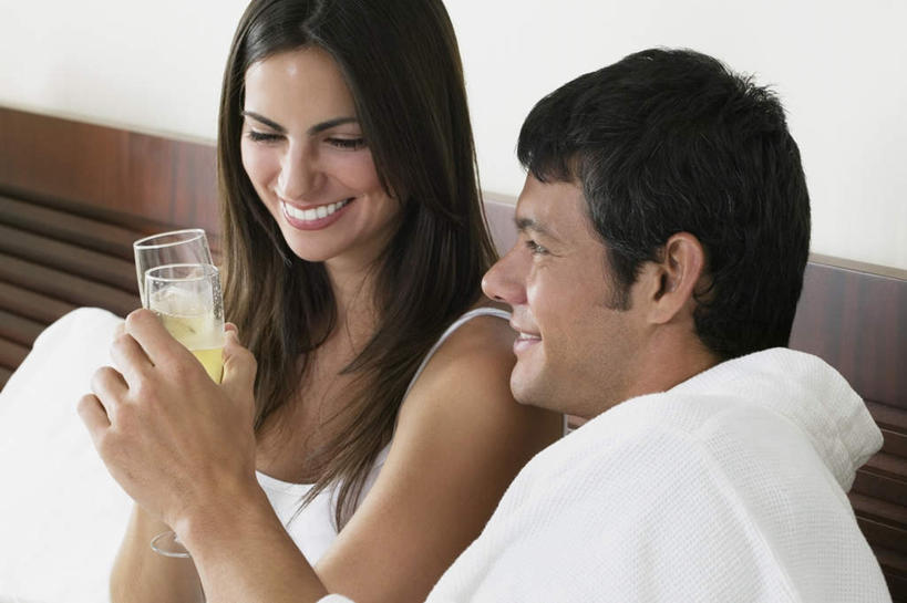 葡萄酒,西方人,两个人,家庭,夫妻,宾馆,坐,笑,微笑,露齿笑,横图,室内,白天,正面,浴袍,爱情,奢侈,快乐,床,杯子,吊带,欧洲,欧洲人,握,服装,朦胧,模糊,庆祝,高脚杯,墙,双人床,床单,浪漫,拿,拿着,注视,吊带衫,被子,墙壁,墙面,玻璃制品,酒,饮料,衣服,白色,酒杯,香槟,干杯,观察,看,碰杯,温暖,温馨,一家人,恩爱,交际,友好,诱惑,握着,恋人,服饰,观看,庆贺,和睦,察看,被单,衣着,穿着,关注,礼仪,敬酒,香槟杯,劝酒,气泡酒,起泡酒,汽酒,衣饰,男人,男性,年轻男性,年轻女性,女人,女性,白种人,年轻人,夫妇,情侣,玻璃杯,坐着,半身,彩图,汤帷子,浴衣,高兴,欢笑,客店,客栈,旅店,旅馆,旅舍,汽车旅馆,伴侣,融洽