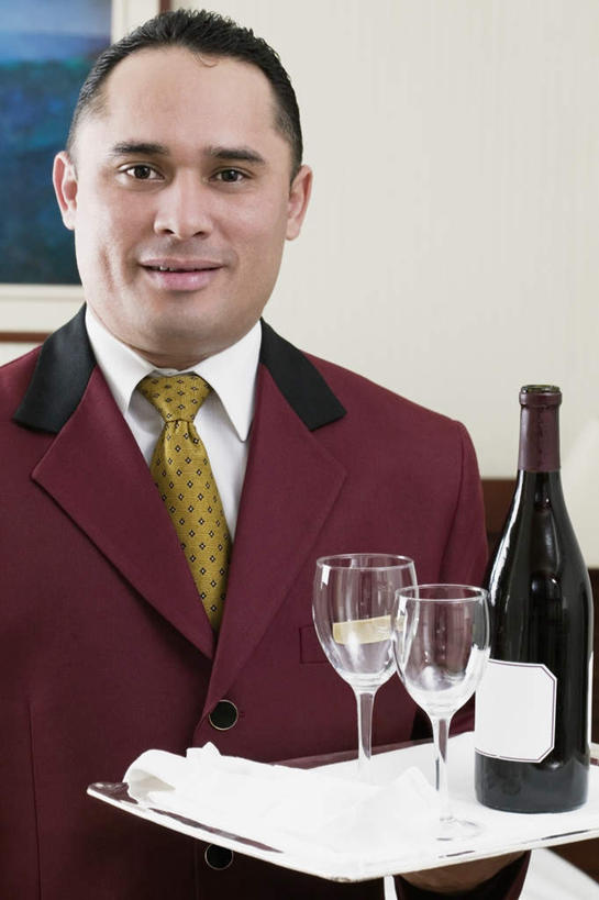 红酒,葡萄酒,西方人,一个人,服务员,宾馆,站,捧,笑,微笑,露齿笑,竖图,室内,白天,正面,衬衫,西装,杯子,餐具,欧洲,欧洲人,仅一个男性,仅一个人,仅一个中年男性,套装,正装,碟子,高脚杯,盘,墙,领带,红酒杯,酒类,红酒瓶,注视,职业装,墙壁,墙面,玻璃制品,酒,酒瓶,饮料,白色,盘子,玻璃瓶,餐巾,酒杯,瓶子,碟,观察,看,站着,红葡萄酒,观看,察看,葡萄酒杯,葡萄酒瓶,关注,保洁方巾,口布,男人,男性,中年男性,白种人,服务生,侍者,玻璃杯,端,端着,捧着,手捧,站立,半身,彩图,衬衣,客店,客栈,旅店,旅馆,旅舍,汽车旅馆