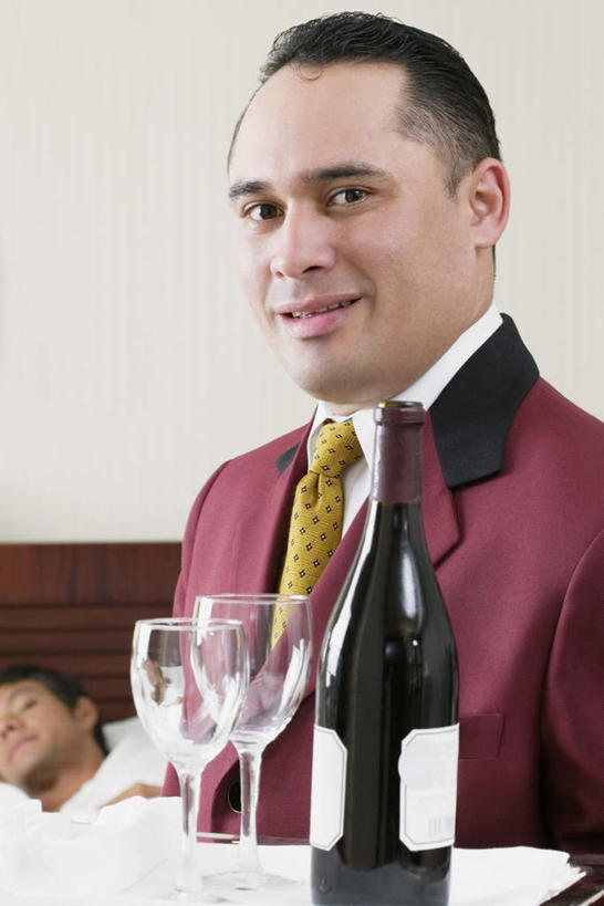 红酒,葡萄酒,西方人,一个人,服务员,宾馆,站,捧,笑,微笑,露齿笑,竖图,室内,白天,正面,衬衫,西装,杯子,餐具,欧洲,欧洲人,仅一个男性,仅一个人,仅一个中年男性,套装,正装,碟子,高脚杯,盘,墙,领带,红酒杯,酒类,红酒瓶,注视,职业装,墙壁,墙面,玻璃制品,酒,酒瓶,饮料,白色,盘子,玻璃瓶,餐巾,酒杯,瓶子,碟,观察,看,站着,红葡萄酒,观看,察看,葡萄酒杯,葡萄酒瓶,关注,保洁方巾,口布,男人,男性,中年男性,白种人,服务生,侍者,玻璃杯,端,端着,捧着,手捧,站立,半身,彩图,衬衣,客店,客栈,旅店,旅馆,旅舍,汽车旅馆