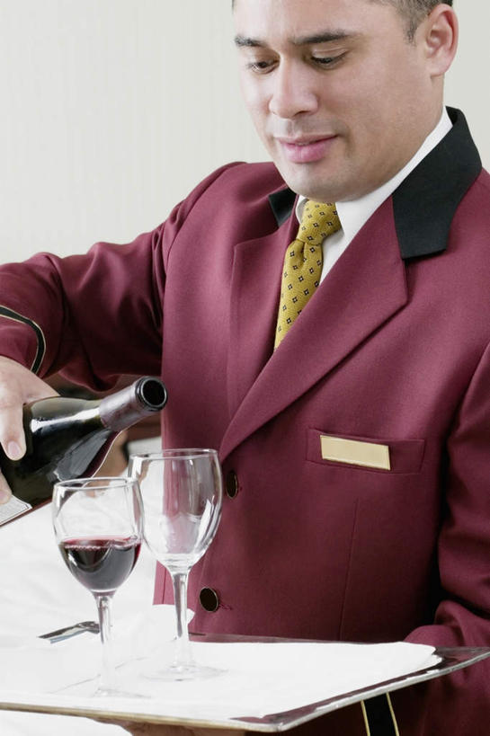 红酒,葡萄酒,西方人,一个人,服务员,宾馆,站,捧,笑,微笑,露齿笑,竖图,室内,白天,正面,衬衫,西装,杯子,餐具,欧洲,欧洲人,仅一个男性,仅一个人,仅一个中年男性,握,套装,正装,碟子,高脚杯,盘,墙,领带,红酒杯,酒类,拿,红酒瓶,拿着,注视,职业装,墙壁,墙面,玻璃制品,酒,酒瓶,饮料,白色,盘子,玻璃瓶,餐巾,酒杯,瓶子,碟,观察,看,站着,红葡萄酒,握着,观看,察看,葡萄酒杯,葡萄酒瓶,关注,保洁方巾,口布,男人,男性,中年男性,白种人,服务生,侍者,玻璃杯,端,端着,捧着,手捧,站立,半身,彩图,衬衣,客店,客栈,旅店,旅馆,旅舍,汽车旅馆