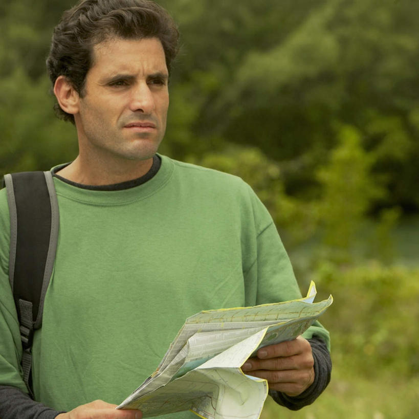 西方人,一个人,站,方图,室外,白天,正面,树林,植物,道路,地图,欧洲,欧洲人,仅一个男性,仅一个人,仅一个中年男性,握,服装,信息,包,交通,拿,旅行包,拿着,注视,休闲装,方向,树,树木,衣服,绿色,自然,背包,观察,看,站着,休闲,休闲服,握着,服饰,生长,成长,观看,引导,指引,察看,关注,旅游包,男人,男性,中年男性,白种人,站立,半身,彩图,导航,双肩包