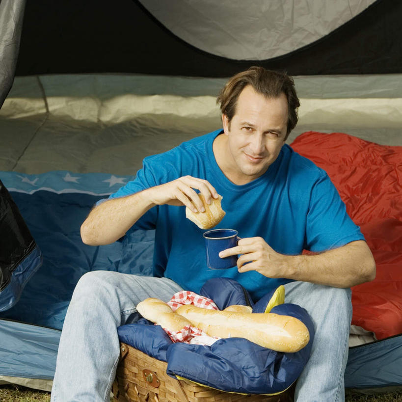 点心,面包,西方人,一个人,坐,笑,微笑,方图,室外,白天,正面,旅游,度假,杯子,欧洲,欧洲人,仅一个男性,仅一个人,仅一个中年男性,握,咬,阴影,服装,光线,瓷器,影子,帐篷,食品,面点,咖啡杯,陶瓷制品,注视,休闲装,娱乐,食物,糕点,衣服,阳光,观察,看,享受,休闲,休闲服,放松,握着,服饰,观看,咬着,察看,关注,瓷杯,露营,睡袋,野营,宿营,男人,男性,中年男性,白种人,坐着,半身,彩图