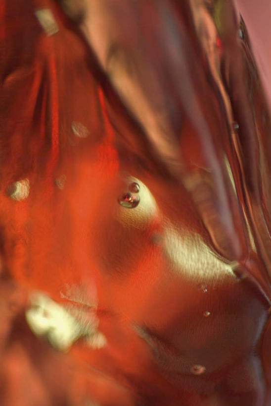 无人,竖图,室内,特写,白天,正面,水,阴影,朦胧,模糊,反射,液体,影子,冰,水滴,冰块,冷冻,红色,寒冷,冷藏,冰冷,保鲜,彩图