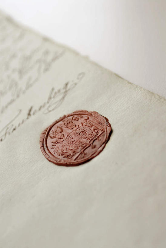 无人,竖图,俯视,室内,特写,白天,白色背景,静物,一张,朦胧,模糊,英文,标志,材料,档案,文件,文字,纸,字符,字母,办公用品,标识,文具,手稿,资料,摄影,影棚,英文字母,印章,办公设备,文具用品,证明,文档,签署,文化工具,鉴定,彩图,高角度拍摄,影棚拍摄,拍摄