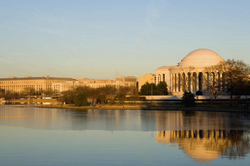 无人,家,横图,室外,白天,正面,旅游,度假,湖,湖泊,水,植物,标志建筑,地标,建筑,美国,阴影,波纹,光线,影子,房屋,屋子,湖面,水流,水面,公寓,纪念馆,涟漪,首都,娱乐,建设,洋房,楼房,住宅,树,树木,蓝色,绿色,倒影,蓝天,水纹,天空,阳光,自然,波浪,湖水,天,享受,休闲,旅游胜地,放松,生长,晴朗,成长,倒映,北美,北美洲,美洲,华盛顿特区,万里无云,杰弗逊纪念堂,杰佛逊纪念堂,华盛顿哥伦比亚特区,华府,杰斐逊纪念堂,水晕,北亚美利加洲,亚美利加洲,反照,晴空,晴空万里,彩图,房子