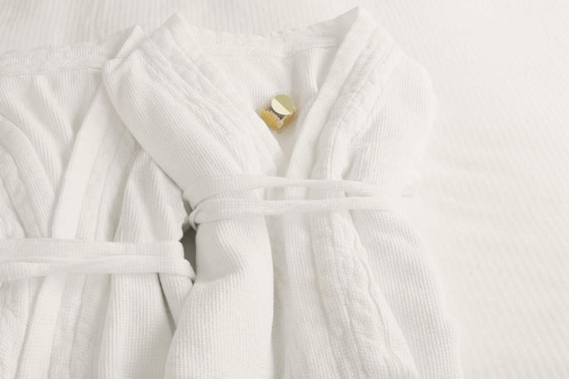 无人,横图,俯视,室内,特写,白天,浴袍,床,卧室,服装,朦胧,模糊,双人床,食品,糖,糖果,甜点,甜品,床单,一颗,被子,食物,衣服,白色,甜食,巧克力,两件,服饰,朱古力,被单,衣着,穿着,衣饰,彩图,高角度拍摄,汤帷子,浴衣,睡房,卧房