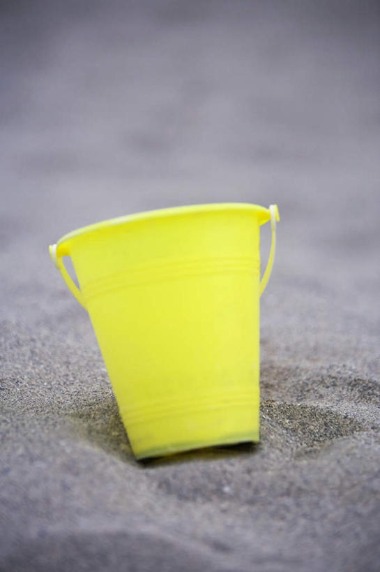 无人,竖图,俯视,室外,特写,白天,旅游,度假,美景,沙滩,朦胧,模糊,沙子,桶,塑料,海岸,景观,沙地,娱乐,一个,黄色,自然,容器,塑料制品,享受,休闲,景色,放松,单个,储藏,塑料桶,储存,自然风光,海滩,彩图,高角度拍摄,贮存