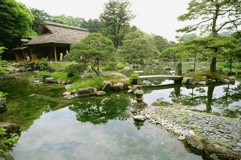 东方人,四个人,家,站,横图,室外,白天,正面,旅游,度假,湖,湖泊,石头,名胜古迹,树林,水,植物,标志建筑,地标,建筑,京都,日本,亚洲,行人,游客,游人,波纹,服装,遗迹,石子,房屋,屋顶,屋子,湖面,水流,水面,涟漪,顶棚,黄种人,古迹,文物,娱乐,建设,古建筑,楼房,路人,旅客,住宅,树,树木,衣服,绿色,倒影,水纹,自然,波浪,湖水,站着,享受,休闲,旅游胜地,放松,服饰,京都府,生长,成长,倒映,衣着,穿着,古文明,东亚,本州,本州岛,日本国,近畿地方,桂离宫,近畿,水晕,衣饰,西京区,反照,过客,男人,男性,女人,女性,中年男性,中年女性,亚洲人,石块,岩石,站立,彩图,全身,房子