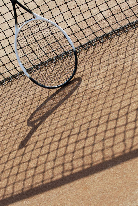 无人,竖图,俯视,室外,特写,白天,阴影,光线,网球拍,影子,球场,网球场,球网,球拍,网球装备,运动器械,场地,一个,阳光,健身器械,单个,健身器材,网球球网,彩图,高角度拍摄,网球场地,红土场,软性球场,运动器材