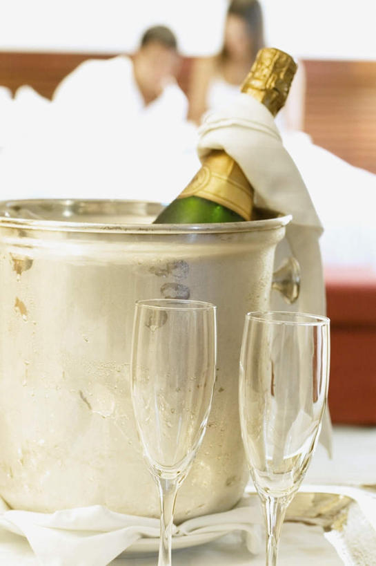 葡萄酒,西方人,中年人,两个人,家庭,夫妻,宾馆,躺,竖图,室内,特写,白天,正面,浴袍,爱情,奢侈,快乐,床,卧室,杯子,欧洲,欧洲人,朦胧,模糊,高脚杯,铁桶,桶,双人床,床单,浪漫,红酒瓶,被子,玻璃制品,酒,酒瓶,饮料,一个,玻璃瓶,餐巾,酒杯,瓶子,容器,香槟,温暖,温馨,一家人,恩爱,诱惑,恋人,单个,储藏,和睦,被单,葡萄酒瓶,储存,香槟杯,冰桶,香槟桶,气泡酒,起泡酒,汽酒,保洁方巾,口布,卧着,男人,男性,女人,女性,中年男性,中年女性,白种人,夫妇,情侣,玻璃杯,躺着,卧,彩图,全身,汤帷子,浴衣,高兴,欢笑,睡房,卧房,客店,客栈,旅店,旅馆,旅舍,汽车旅馆,伴侣,融洽,贮存