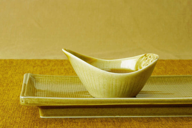 无人,横图,俯视,室内,特写,白天,桌面,桌子,餐具,阴影,反射,木制,碟子,盘,影子,陶瓷,调料,陶瓷制品,调味品,调味料,酱油,一个,盘子,木制品,容器,碟,碗,单个,储藏,储存,豉油,彩图,高角度拍摄,贮存