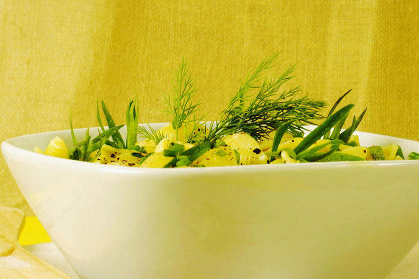 面食,面条,意大利面,无人,横图,俯视,室内,特写,白天,西餐,桌面,桌子,芹菜,蔬菜,阴影,新鲜,反射,木制,影子,陶瓷,面,料理,食品,陶瓷制品,食物,一个,木制品,容器,碗,西式,有机食品,绿色食品,荷兰芹,欧芹,香芹,单个,储藏,储存,法香,巴西利,洋香菜,洋芫荽,法国香菜,旱芹菜,番荽,药芹,水芹,旱芹,彩图,高角度拍摄,贮存