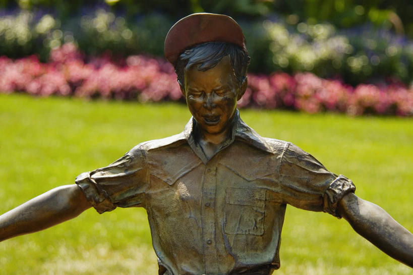 西方人,一个人,无人,站,伸展双臂,横图,室外,白天,正面,度假,草地,草坪,花海,花圃,美景,植物,城市风光,城市,叶子,雕塑,欧洲,美国,欧洲人,仅一个男性,仅一个人,艺术,装饰,盛开,雕刻,雕像,景观,花蕾,注视,娱乐,草,花,花瓣,花朵,花卉,鲜花,仅一个年轻男性,绿色,工艺品,花丛,花束,花田,花苞,花蕊,观察,看,站着,享受,休闲,景色,放松,观看,纪念,美术,察看,北美,北美洲,关注,主题,美洲,陈列,伊利诺斯州,芝加哥,世界屠猪城,巨肩之城,劳动之城,伊利诺伊,伊利诺伊州,伊利诺州,芝加哥市,芝城,林肯之地,功能,美学,北亚美利加洲,亚美利加洲,男人,男性,年轻男性,白种人,敞开双臂,伸开双臂,展开双肩,站立,张开手臂,张开双臂,半身,彩图