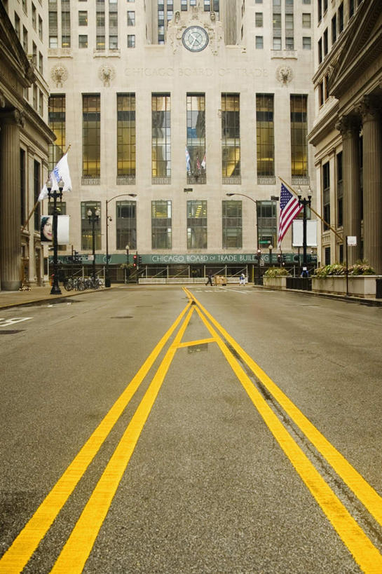 西方人,两个人,高楼大厦,走,竖图,室外,白天,正面,度假,办公楼,美景,城市风光,城市,大厦,道路,建筑,路,摩天大楼,写字楼,公路,欧洲,美国,欧洲人,行人,游客,游人,服装,时间,时钟,景观,分界线,停车线,交通,计时,注视,休闲装,娱乐,路人,旅客,衣服,钟表,楼宇,观察,看,享受,休闲,休闲服,表,商务楼,景色,放松,服饰,观看,车行道,车行道分界线,察看,北美,北美洲,关注,标线,美洲,伊利诺斯州,芝加哥,车行线,世界屠猪城,巨肩之城,劳动之城,伊利诺伊,伊利诺伊州,伊利诺州,芝加哥期货交易所,芝加哥市,芝城,林肯之地,北亚美利加洲,亚美利加洲,塔钟,过客,男人,男性,年轻男性,年轻女性,女人,女性,白种人,钟,马路,步行,散步,走路,半身,彩图,大楼,高层建筑,高楼,摩天楼