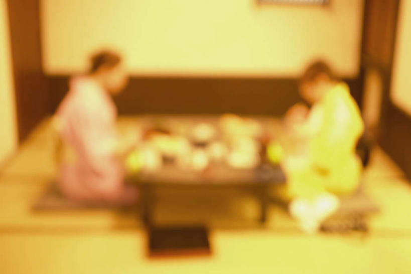 东方人,两个人,伙伴,朋友,跪,横图,俯视,室内,白天,民族服装,友谊,桌面,桌子,餐具,亚洲,和服,朦胧,模糊,木制,碟子,盘,陶瓷,陶瓷制品,塌塌米,榻榻米,黄种人,相视,盘子,木制品,容器,碟,碗,面对面,服饰,储藏,对视,互视,储存,相对,吴服,相看,唐草,唐花,唐锦,叠席,友情,年轻女性,女人,女性,亚洲人,跪着,彩图,高角度拍摄,全身,传统服装,民俗服,贮存
