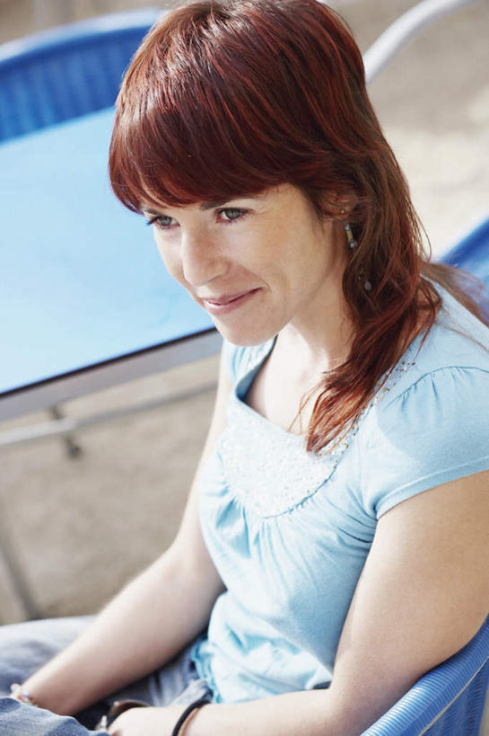 西方人,一个人,坐,笑,微笑,竖图,俯视,室外,白天,椅子,欧洲,欧洲人,仅一个年轻女性,仅一个女性,仅一个人,服装,木椅,注视,休闲装,衣服,蓝色,观察,看,休闲,休闲服,服饰,观看,察看,关注,咖啡店,咖啡屋,年轻女性,女人,女性,白种人,坐着,半身,彩图,高角度拍摄,咖啡馆