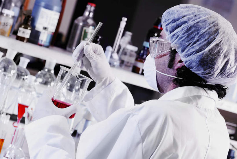 西方人,一个人,科学家,站,横图,室内,白天,安全,实验,仪器,桌面,桌子,帽子,玻璃,欧洲,欧洲人,仅一个男性,仅一个人,握,服装,朦胧,模糊,研究,透明,分离,分析,化学,测试,木制,烧瓶,眼镜,液体,实验室,研究室,防护,过滤,拿,分开,拿着,玻璃制品,仅一个年轻男性,背面,衣服,白色,玻璃棒,玻璃瓶,口罩,木制品,瓶子,手套,搅拌,站着,隔断,橡胶,器皿,握着,遮掩,服饰,护目镜,保护,隔离,卫生,掩盖,遮挡,衣着,科研人员,白大褂,穿着,净化,间隔,保险,研究者,橡胶手套,预防,橡胶制品,试验室,遮盖,实验服,防尘,医生帽,科学研究者,玻璃仪器,试验耗材,实验用品,圆底烧瓶,医用手套,保全,周全,安稳,安定,掩饰,断绝,隔开,屏蔽,屏绝,远离,中断,阻遏,阻隔,引流,安全防护眼镜,玻棒,衣饰,平安,男人,男性,年轻男性,白种人,科学工作者,站立,半身,彩图,实验衣,防护眼镜