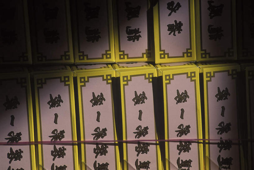 无人,横图,室内,特写,白天,正面,柜子,静物,玻璃,许多,阴影,反射,木制,标志,木盒,文字,影子,字符,标识,货架,玻璃制品,排列,木制品,容器,汉字,展示,储藏,储存,中文,展现,国文,华文,陈列柜,摆列,储备,蕴藏,贮备,彩图,布列,分列,贮存