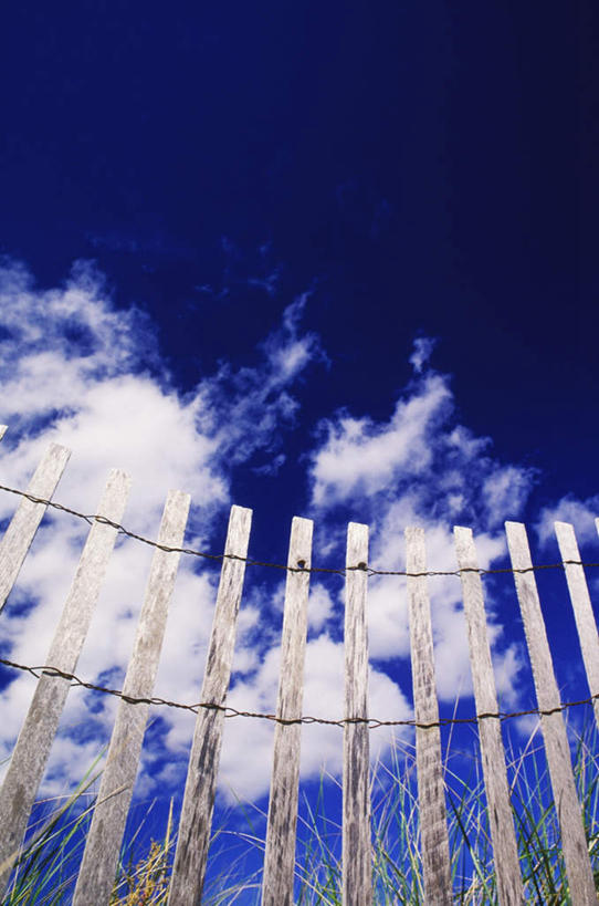 无人,栏杆,竖图,室外,白天,仰视,旅游,度假,美景,美国,一排,阴影,整齐,光线,影子,栅栏,景观,篱笆,云,云朵,围栏,云彩,娱乐,护栏,排列,蓝色,白云,蓝天,天空,阳光,自然,天,享受,休闲,景色,放松,晴朗,北美,北美洲,队列,自然风光,美洲,马萨诸塞州,麻州,麻省,马萨诸塞,麻塞诸塞,老殖民地,海湾之州,北亚美利加洲,亚美利加洲,科德角,晴空,彩图,低角度拍摄