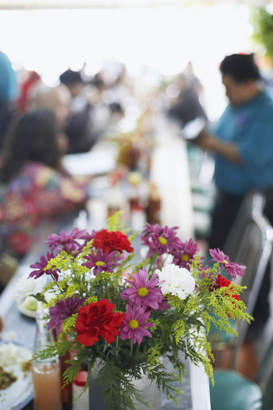 西方人,餐厅,站,坐,竖图,室外,白天,侧面,餐桌,桌子,餐具,椅子,欧洲,欧洲人,行人,握,服装,朦胧,模糊,盛开,碟子,盘,木椅,许多人,拿,花蕾,拿着,注视,休闲装,路人,花,花瓣,花朵,鲜花,衣服,盘子,碟,花苞,花蕊,观察,看,站着,一群人,休闲,休闲服,握着,服饰,餐台,观看,察看,关注,过客,男人,男性,年轻男性,年轻女性,女人,女性,白种人,站立,坐着,半身,彩图,餐馆,饭店,饭馆