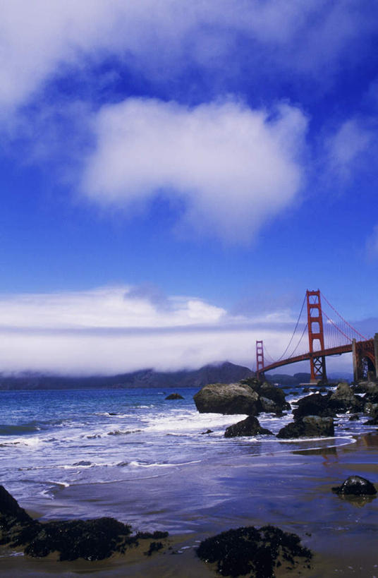 无人,竖图,室外,白天,仰视,旅游,度假,河流,石头,美景,水,标志建筑,大桥,地标,建筑,桥梁,美国,阴影,光线,石子,影子,河水,景观,水流,云,云朵,建筑群,桥,云彩,娱乐,建设,拱桥,蓝色,白云,蓝天,天空,阳光,自然,天,享受,休闲,景色,放松,晴朗,悬索桥,北美,北美洲,加利福尼亚,自然风光,美洲,金门大桥,加州,加利福尼亚州,金州,黄金州,金门海峡,桁架拱桥,北亚美利加洲,亚美利加洲,石块,岩石,晴空,彩图,低角度拍摄